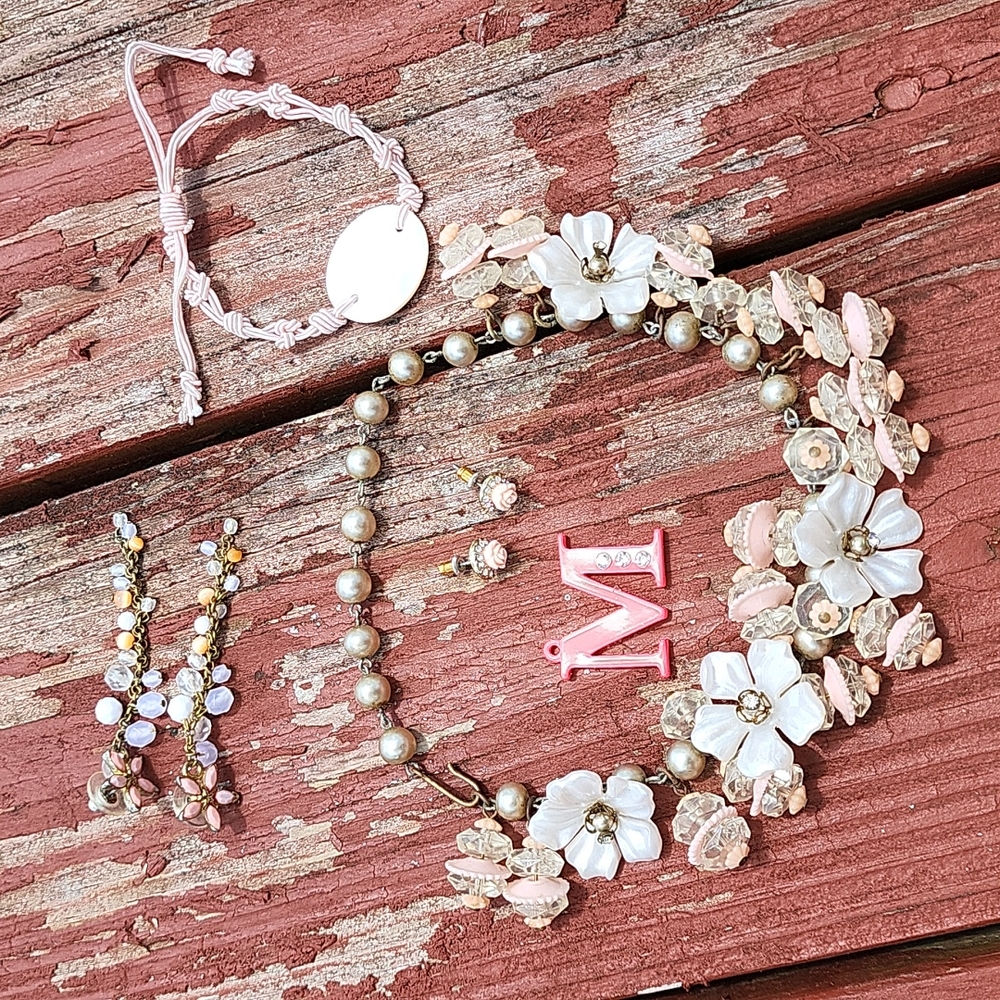 Marie Antoinette pretty dutchess jewelry set for the globetrotter girl very cute